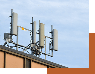 Rooftop antenna array mounted on a commercial building